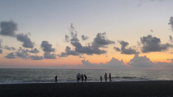 Hermosa Puesta Sol Mar Vista Desde Playa Siluetas Personas Fondo — Vídeo de stock