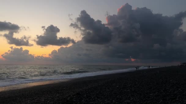 Gyönyörű Naplemente Tengeren Kilátás Strandról Nap Sugarai Áthatolnak Felhőkön Nyári — Stock videók