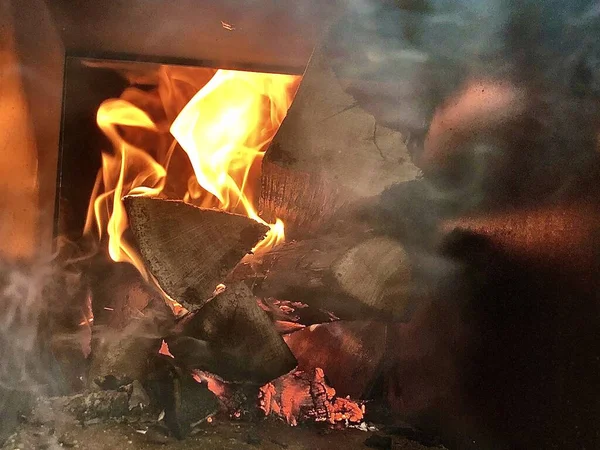 Požár v kotli, detailní záběr. Plameny ohně v kamnech na dříví. Červené jazyky ohně v rustikálním sporáku. — Stock fotografie