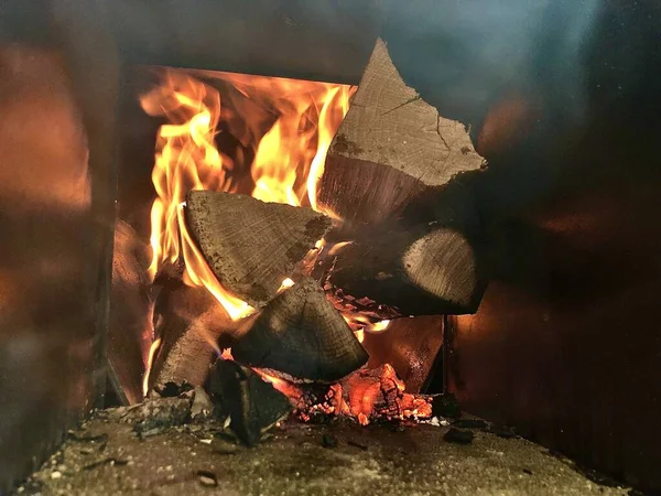 Pożar w kotle, zbliżenie. Płomienie ognia w piecu opalanym drewnem. Czerwone języki ognia w rustykalnym piecu. — Zdjęcie stockowe