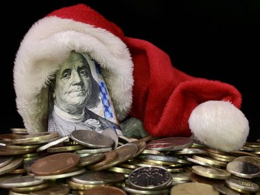 Noel şapkasına 100 dolar. Dolar, yabancı metal paraların üstünde. Banknotta kırmızı başlıklı Benjamin Franklin vardı. Yeni yıl dolarları, siyah bir arkaplanda..
