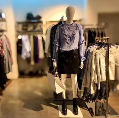 Moda mankeni şık bir giyim mağazasında, arka planda bulanık. Örgü reklamları için kadın mankeni. Konsept: yüksek moda, tarz