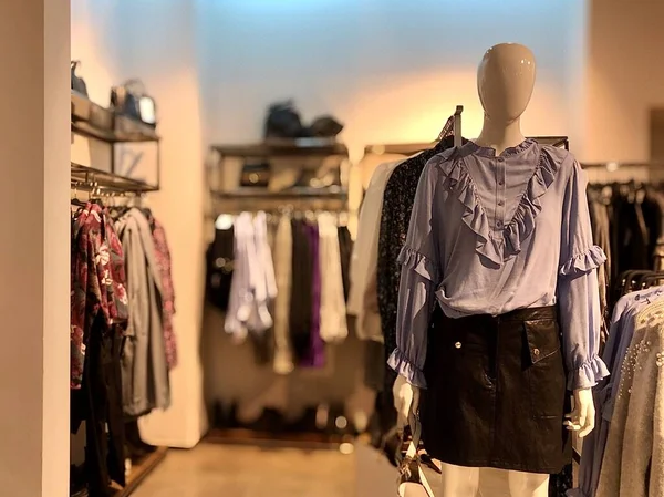 Manekin fashion di toko pakaian bergaya, latar belakang kabur. Manekin perempuan untuk iklan pakaian rajutan. Konsep: fashion tinggi, gaya — Stok Foto
