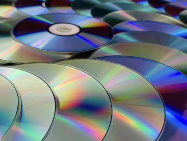 Arkaplan dokusu: bir sürü bilgisayar diski. Siyah arka planda müzik CD 'leri, soyutlama. Konsept: melodi, müzik, melodi.
