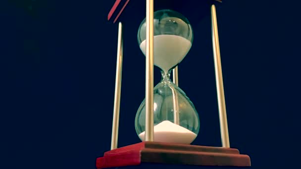 Песочные Часы Подставке Черный Фон Стеклянные Песочные Часы Кейсе Стеклянный — стоковое видео