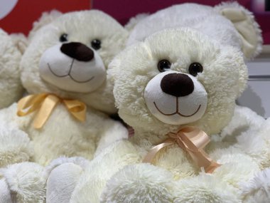 Mağaza rafında yumuşak oyuncaklar. Süpermarketteki çocuklar için yeni yıl bebekleri. Çizgi film karakterleri, kutup ayısı oyuncakları.