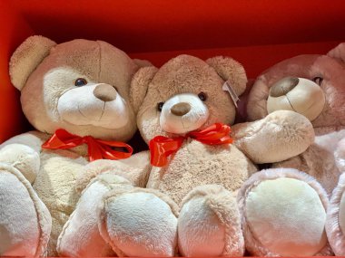 Mağaza rafında yumuşak oyuncaklar. Süpermarketteki çocuklar için yeni yıl bebekleri. Çizgi film karakterleri, kutup ayısı oyuncakları.