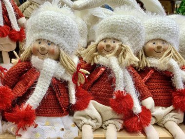 Mağaza rafındaki renkli bebekler. Süpermarketteki çocuklar için yeni yıl oyuncakları. Çizgi film karakterlerinin figürleri.