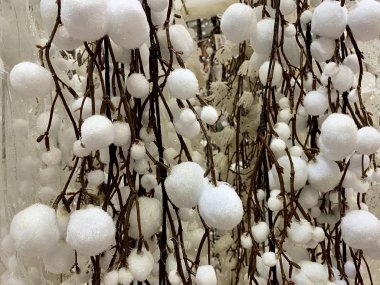 Yılbaşı dekoru: kar taneli dallar. Yılbaşı süsü olarak yapay kar taneleri. Ev yapımı dekorasyonlar.