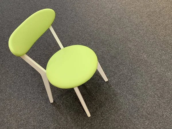 Silla verde con respaldo sobre fondo gris. Una silla de cocina en el suelo. Cómodos muebles para el hogar . —  Fotos de Stock