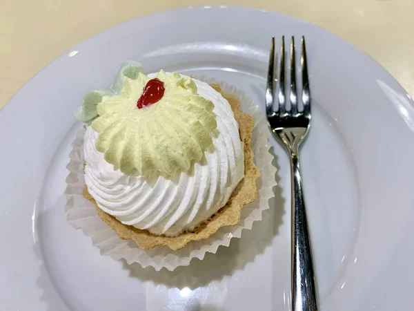 Γλυκό κέικ σε ένα πιάτο. Γλυκό: καλάθι με βούτυρο. Διακοπές. — Φωτογραφία Αρχείου