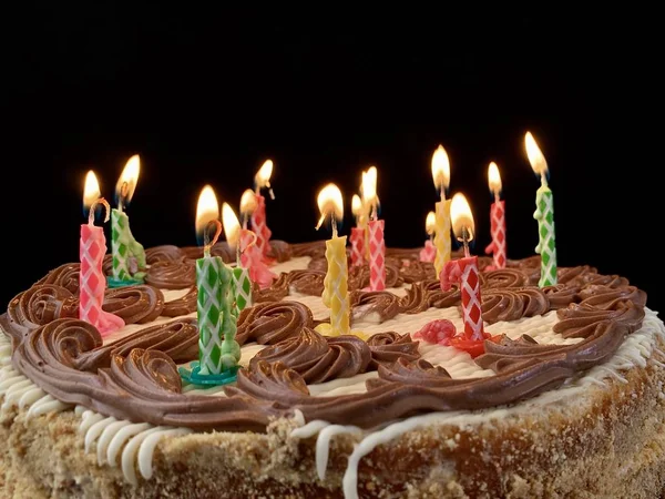 Torta redonda con velas, sobre fondo negro. Un dulce regalo de cumpleaños para un adolescente. Un postre festivo para toda la familia . —  Fotos de Stock