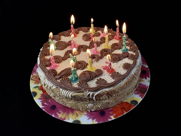 Torta redonda con velas, sobre fondo negro. Un dulce regalo de cumpleaños para un adolescente. Un postre festivo para toda la familia . —  Fotos de Stock