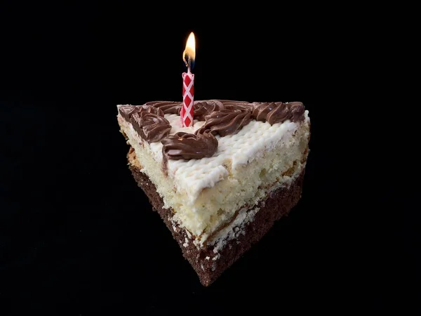 Torta redonda con velas, sobre fondo negro. Un dulce regalo de cumpleaños para un adolescente. Un postre festivo para toda la familia . —  Fotos de Stock