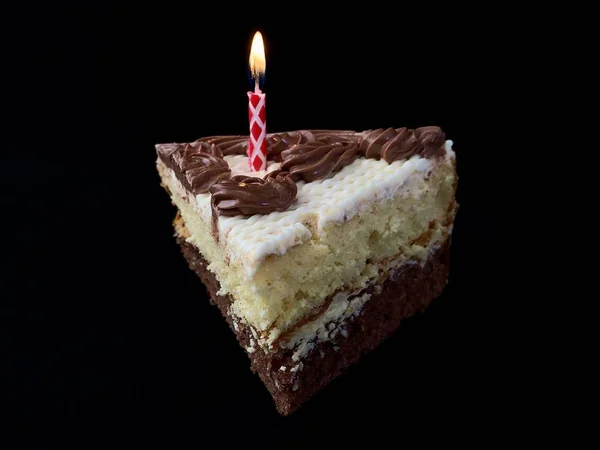 Torta redonda con velas, sobre fondo negro. Un dulce regalo de cumpleaños para un adolescente. Un postre festivo para toda la familia . —  Fotos de Stock