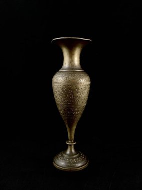 Siyah arka planda bakır antika vazo. Kalıplı ve süslemeli bakır tabaklar. Ev dekorasyonu için metal sürahi.