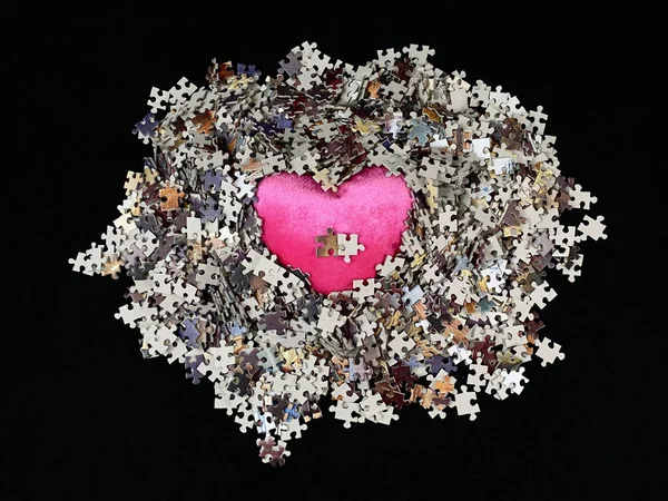 Struttura dello sfondo: forma del cuore su sfondo di carta puzzle. Puzzle nei dettagli sotto forma di mosaico. Concetto: amore, relazioni, unità, cordialità . — Foto Stock