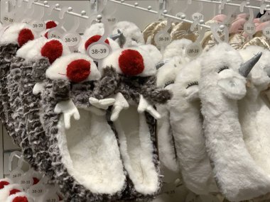 Mağazadaki bir rafta kadın terlikleri. Kadın terliği satmak..