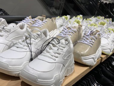 Ayakkabı mağazasındaki bir rafta şık kadın ayakkabıları. Kadınlar için şık kış ayakkabıları. Satılık bir sürü modern ayakkabı..