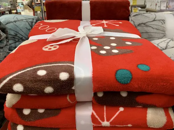 Set da regalo di asciugamani con fiocco bianco. plaid rosso avvolto, regalo di festa . — Foto Stock