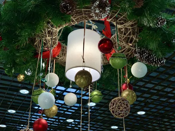 Decoraciones de Año Nuevo en la casa. Estrella de Navidad y guirnaldas multicolores. Bola de Navidad para el árbol de Navidad . — Foto de Stock