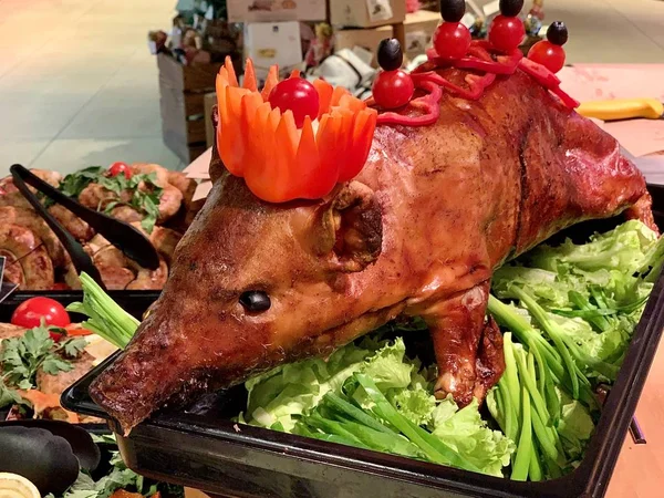 Cerdo de peluche al horno. Cerdito cocido con verduras. Plato de vacaciones de cerdo . —  Fotos de Stock