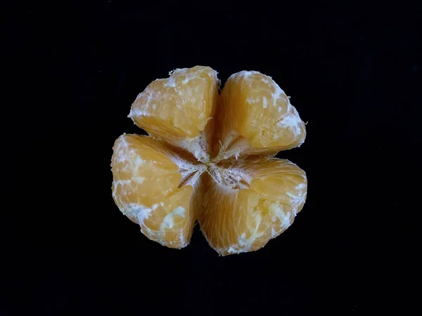 Kulit segar jeruk keprok pada latar belakang hitam. jeruk manis tanpa kulit. Buah-buahan sehat, Natal flav — Stok Foto