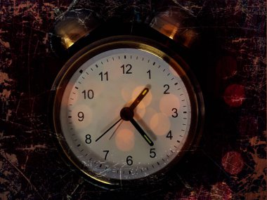 Karanlık bir arka planda klasik çalar saat. Çok renkli ışıklarda yuvarlak saat. Sayılı masaüstü mekanik saati. 