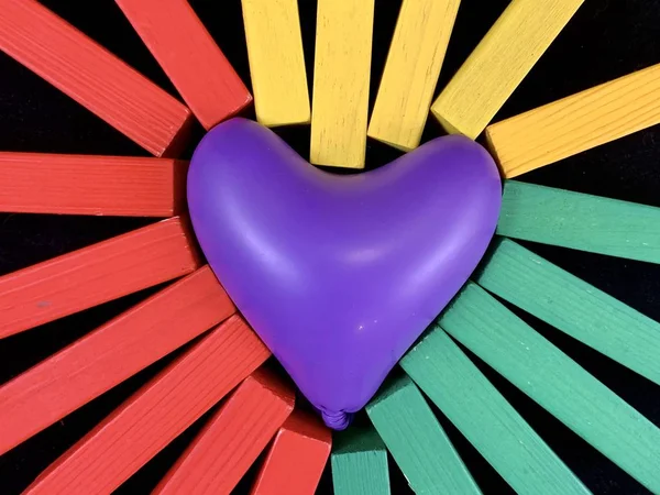 Palloncino a forma di cuore su sfondo nero. Cuore di colore viola da una palla di gomma. Concetto: giorno di San Valentino, amore, sentimenti — Foto Stock