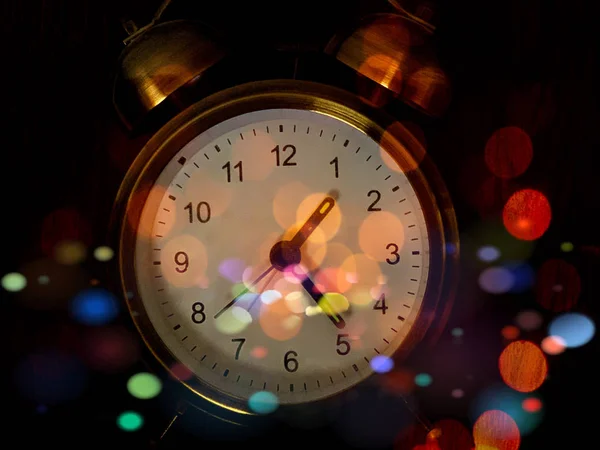 Karanlık bir arka planda klasik çalar saat. Çok renkli ışıklarda yuvarlak saat. Sayılı masaüstü mekanik saati. "Zamanın Gizemi" — Stok fotoğraf