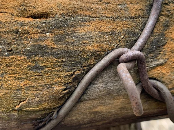 Cerca vieja y rota de madera, de cerca. Valla rural de madera y alambre . — Foto de Stock