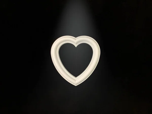 Corazón con manija de puerta sobre fondo negro. El corazón blanco se abre con una mano. Concepto: corazón cerrado . — Foto de Stock
