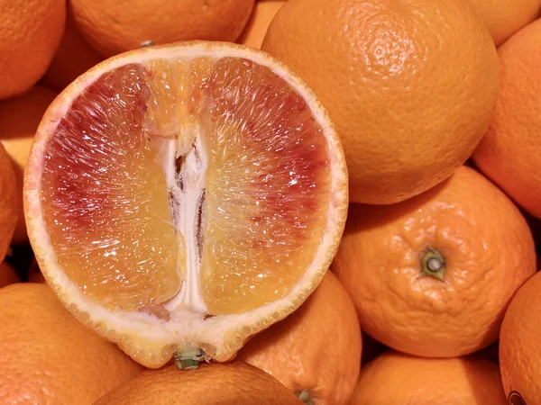 Kuning, jeruk matang di meja toko. Setengah buah anggur di antara buah jeruk. Konsep: diet jeruk, buah-buahan sehat — Stok Foto