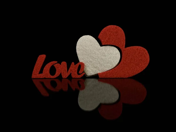A inscrição "Amor" e um coração vermelho sobre um fundo preto. Reflexão de dois corações de uma superfície brilhante. O conceito de Dia dos Namorados, casamentos e outros feriados . — Fotografia de Stock