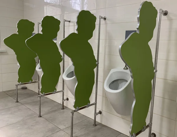 Orinal original en un baño público. Particiones para inodoro y aseo en el baño de hombres . —  Fotos de Stock