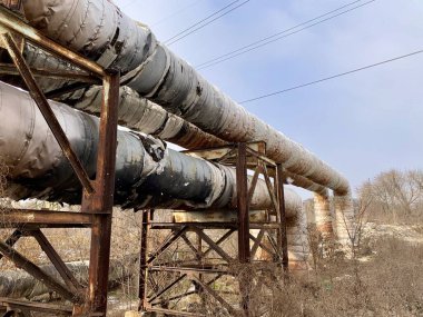 Otoyol ısıtma boruları. Fabrikadaki su için endüstriyel boru hattı. Girişimdeki büyük eski borular. Otoyol ısıtma boruları. Fabrikadaki su için endüstriyel boru hattı. Eski, kalın borular 