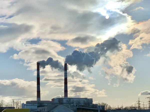 Rauch aus Industrieschornsteinen vor blauem Himmel. Rauch aus Fabrikschornsteinen in einer städtischen Umgebung. Konzept Umweltverschmutzung. — Stockfoto