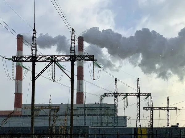 Rauch aus Industrieschornsteinen vor blauem Himmel. Rauch aus Fabrikschornsteinen in einer städtischen Umgebung. Konzept Umweltverschmutzung. — Stockfoto