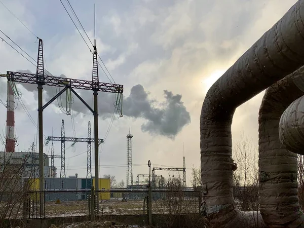 Καπνός από βιομηχανικές καμινάδες σε μπλε ουρανό. Καπνός από καμινάδες εργοστασίων σε αστικό περιβάλλον. Έννοια: ρύπανση του περιβάλλοντος. — Φωτογραφία Αρχείου