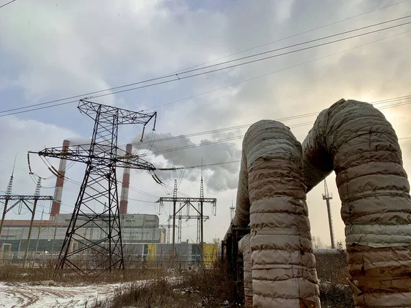 Mavi gökyüzüne karşı endüstriyel bacalardan duman çıkıyor. Kentsel çevredeki fabrika bacalarından duman çıkıyor. Kavram: Çevre kirliliği. — Stok fotoğraf