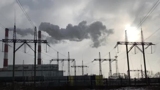 Smoke Industrial Chimneys Blue Sky Smoke Factory Chimneys Urban Environment — Stock Video