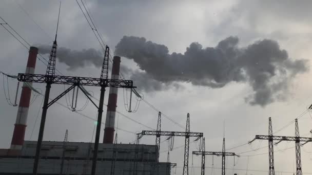 Fume Chaminés Industriais Contra Céu Azul Fumaça Chaminés Fábrica Ambiente — Vídeo de Stock