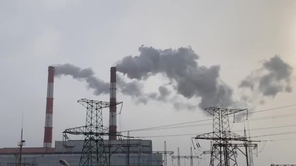 工業用煙突から青い空に対する煙 都市部の工場煙突から煙 コンセプト 環境汚染 生態系 — ストック動画