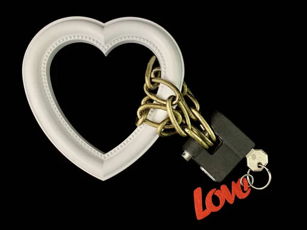 Forma de corazón bloqueado por una cerradura en una cadena, fondo negro. El corazón blanco está encadenado y cerrado. Concepto: conexión del corazón, adicción al corazón — Foto de Stock