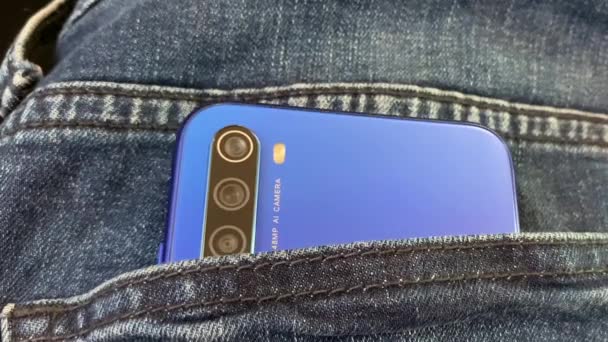 Smartphone Der Gesäßtasche Der Herren Jeans Ein Gadget Mit Kamera — Stockvideo