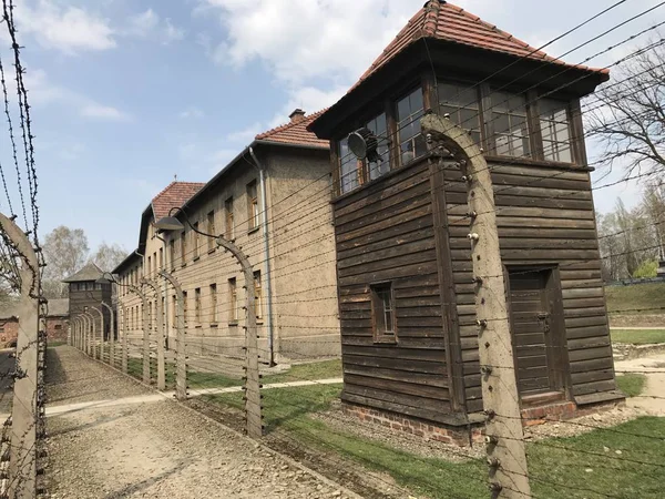 Sârmă ghimpată în jurul unui lagăr de concentrare. Gardul închisorii, o colonie de maximă securitate. Lagărul de concentrare de la Auschwitz, Polonia — Fotografie, imagine de stoc