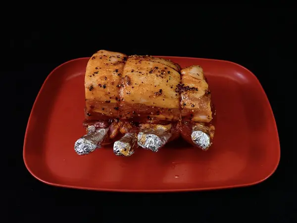 Ένα μεγάλο κομμάτι τηγανισμένου κρέατος, σε μαύρο φόντο. Πικάντικα παϊδάκια για μαγείρεμα στη φωτιά. Χοιρινό και μοσχαρίσιο για ψήσιμο στο φούρνο. — Φωτογραφία Αρχείου