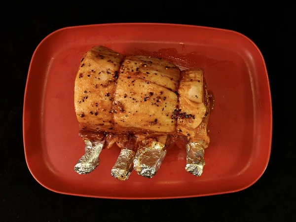 Un trozo grande de carne frita, sobre un fondo negro. Costillas de carne picante para cocinar al fuego. Cerdo y ternera para hornear en el horno . —  Fotos de Stock