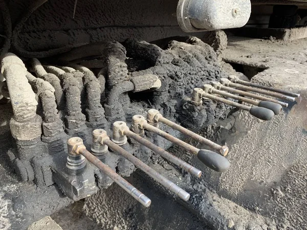 Alavancas de controle em um carregador. Mecanismo em uma máquina de coleta de lixo. Painel de controle de escavadeira na indústria da construção. — Fotografia de Stock