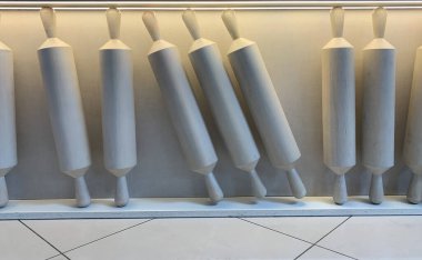 Hamurla çalışmak için tahta oklavalar. Hamur için mutfak aletleri. Kafe içi ahşap mutfak eşyaları. Bir restoranda ahşap dekor, yakın plan..